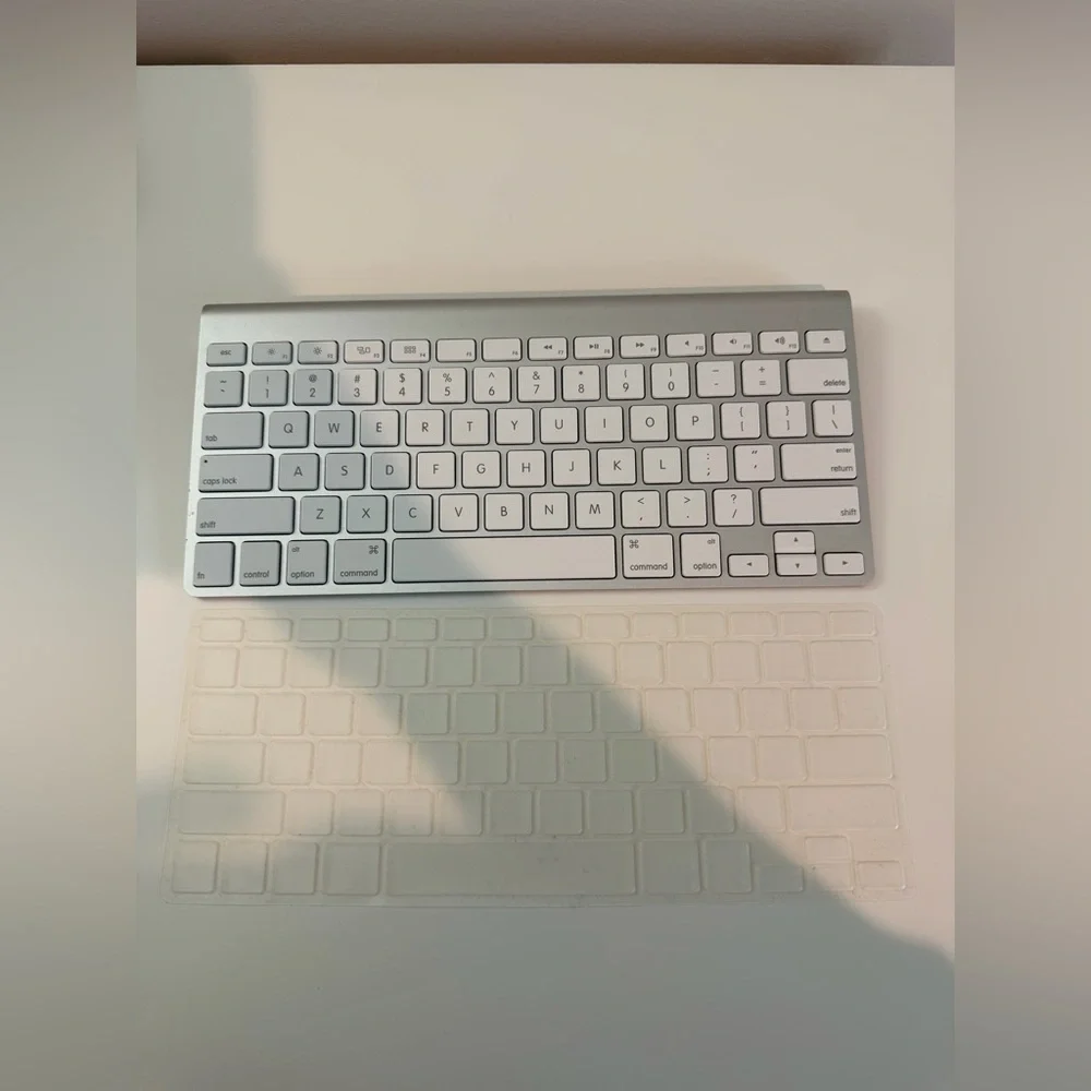 Apple Wireless Silver Keyboard (model A1314)